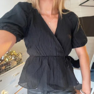 Topp  - Blus med puffiga ärmar och volang! Jättefin men inte min stil💕den har prislappen kvar
