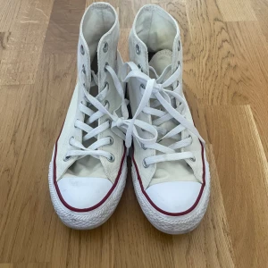 Converse  - Vita converse hightops. Super bra skick och nypris 680kr. Storlek: 38. Super fina till sommaren. Säljer då jag köpte i fel storlek😁