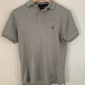 Ralph Lauren Piké - Jag säljer min gråa polo piké. Jag säljer den eftersom att jag växt ur den!  