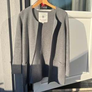 Bondelid  - Mörkgrå lång kofta från Bondelid 