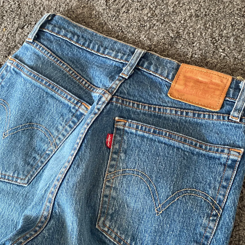 Säljer dessa Levis 501 jeans. De har använts ett fåtal gånger, köpta för ca 1000. Säljer för 100. Jeans & Byxor.