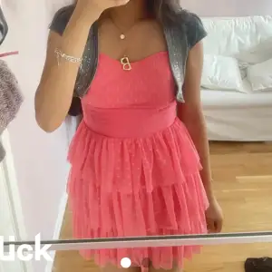 Säljer denna rosa klänning pga att den var för stor. 