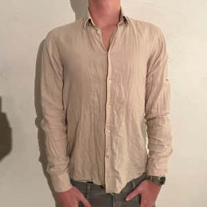 J.Linderberg skjorta  - Hej🤗 säljer nu en beig J.Linderberg skjorta! Storlek S. Skick 8/10✅ hör av dig vid några frågor!