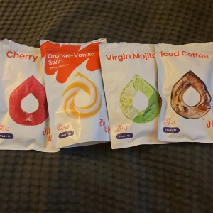 Air up poddar  - Säljer mina poddar till air up vattenflaska. Alla är såklart oanvända och hela. I bild 2 med smakerna lemon och pineapple är paketet komplett. Andra bilden ligger det 1 i varje. Totalt 12 poddar😇✨✨ skriv gärna vid funderingar. 