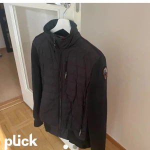 Parajumper cardigan(helt ny) - Fräsch cardigan från Parajumper. Helt ny. Skick 9,5/10. Nypris 4500 Pris kan diskuteras vid snabb affär🤝