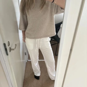 Vita Linnebyxor  - Jätte fina lågmidjade linnebyxor från bikbok som jag använt 1-2 gånger, säljer då jag har ett par andra💓De är som nyskick💕Skulle kunna tänka mig att ändra priset vid snabb affär. Skriv gärna om det är något du funderar på!