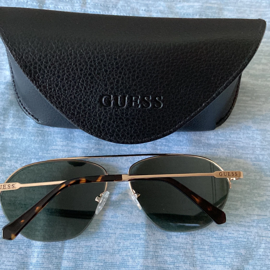 Nästan oanvänd original GUESS solglasögon  - 91