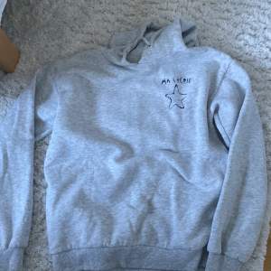 Jättefin ljusgrå hoodie, jättefin på sommaren till någon kjol kanske🥰 har en liten fläck men det är inget man tänker på! Kommer inte till användning längre så därför säljer jag💕💕