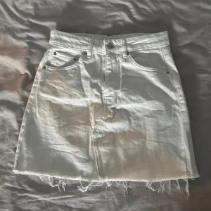jeanskjol - Vit jeanskjol från gina, köpt i slutet av förra sommaren så hann knappt användas! Storlek 34