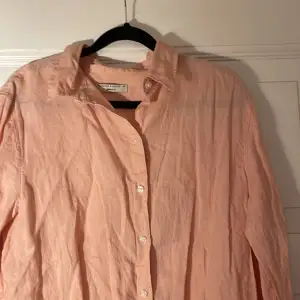 En peachrosa linneskjorta från Gina. Använd men i bra skick! Storlek 40 