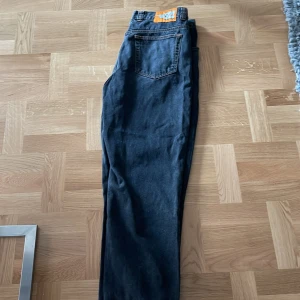 Polar 92 jeans - Knappt använda köpte dom för 1100 Storlek 36/32 
