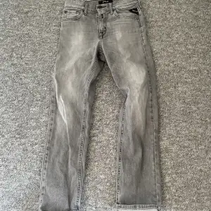 Ett feta par gråa replay jeans (använda) sitter skönt o e riktigt feta