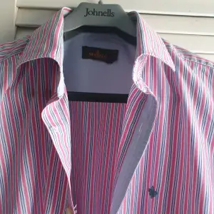 Sparsamt använd jätte fin sommar skjorta från Morris.  Storlek M kostar 399