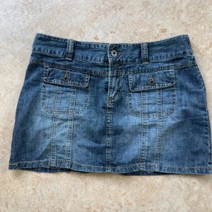 Jeanskjol - Jeanskjol med coola detaljer. I mycket bra skick! Pm för mer info!💙