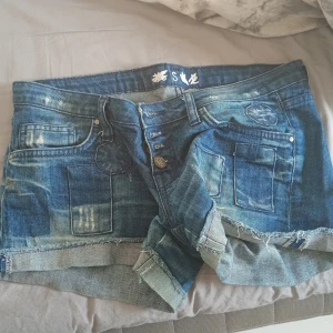 Lågmidjade short - Jätte low waist o korta, tvär snygga till sommaren.stolek 36/34