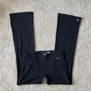 As nice yogapants/träningsbyxor/mjukis från Nike! Bootcut och sköna💘 Inga bilder med dem på! De är för långa på mig som är 163 cm
