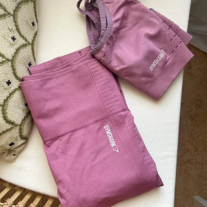 GYMSHARK ENERGY+ SEAMLESS (TOPP INKLUDERAD) - Tights i nyskick, toppen är lite urtvättad så den kommer med på köpet! 