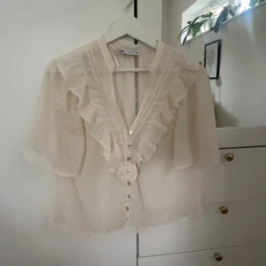 Blus med volanger  - Fin creamvit blus med volanger från zara, i bra skicka. 