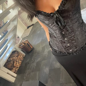 Korsett  - Säljer denna super fina korsett top som jag köpte i Köpenhamn. Den är i väldigt bra skick och ett super fint material. Storleken står inte riktigt på men jag brukar stå mellan 36-38. Oftast 36🥰❤️