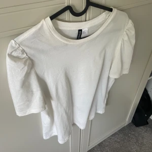 Vit t-shirt med volanger - Vit t-shirt med volanger på axlarna💞 storlek M men passar mig som bär XS