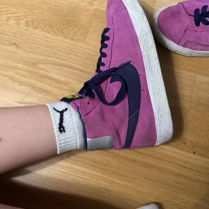 nike blazers - jättefina nike blazers i lila och rosa. inga defekter, endast lite smutsiga. jättebekväma. storlek 37.5