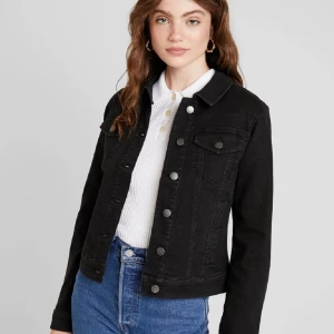 Jeansjacka  - Svart jeansjacka, helt oanvänd och i fint skick. 