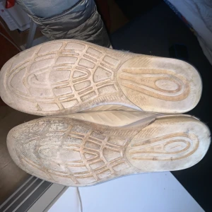 Nike  - Snygga / slitna Nike skor som har varit med om en del. Inga störa skavanker mer än skitiga, luft kvar i sulorna.