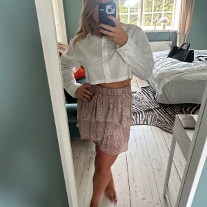 Iro kjol - Rosa kjol med silvrigt mönster från IRO i storlek 36, mycket fint skick!