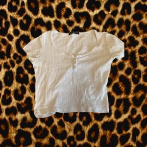 Brandy Melville  - Jättesöt liten topp från brandy, de har tyvärr ingen storlekslapp men skulle uppskatta till en small/mindre medium. Inga defekter, knappt använd.