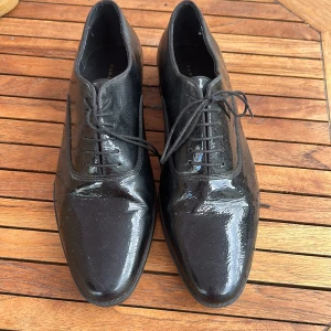 Svarta lacksko - Snygga svarta lacksko. Nästan oanvända. 