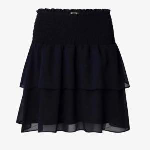 Säljer denna jättefina svarta volang kjolen från Chealsea. Jättefin nu till sommaren. Storlek S och är i väldigt bra skick. Köpte kjolen för 500 kr säljer för 200 kr. Skriv för fler bilder eller frågor!!