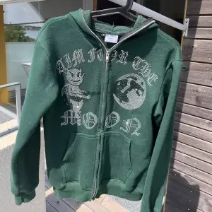 Säljer en grön aim for the moon hoodie i storlek S och bra skick