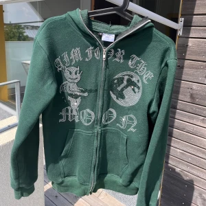 Aim for the moon  - Säljer en grön aim for the moon hoodie i storlek S och bra skick