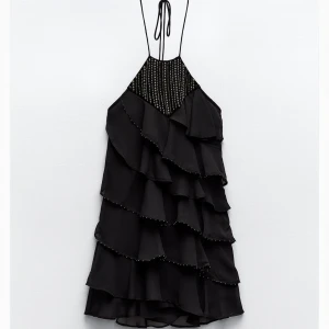 Festklänning - Superfin festklänning från zara! Endast använd en gång! En strassrand har lossnat nästa längst ut på en sidan men ingenting man tänker på! Annars bra skick! Köpt för 359 men säljer billigare pga. strassen som lossnat lite 