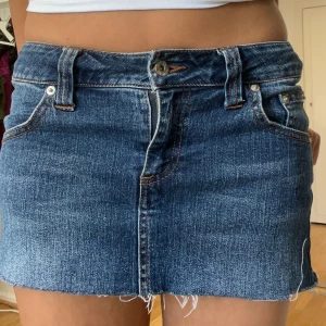 Jeanskjol - Fin strechig mini jeanskjol💕🫶midja: 39cm längd: 28cm 