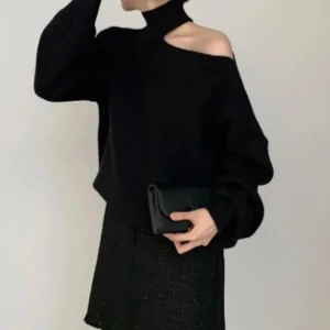 Svart stickad tröja - Stickad tröja med en cut out vid ena axeln som en väldigt snygg detalj👌🏼