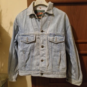 Jeansjacka - Jättesnygg ljusblå ish jeansjacka! Perfekt till sommaren