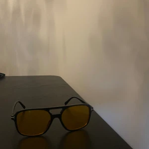 Solglasögon  - Aldrig använda och riktigt snygga solglasögon!!!!