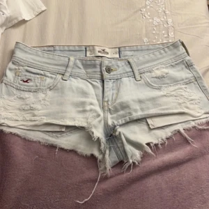 Hollister shorts - Säljer dessa jättefina shorts from hollister! Midjemåttet rakt över är 36💕