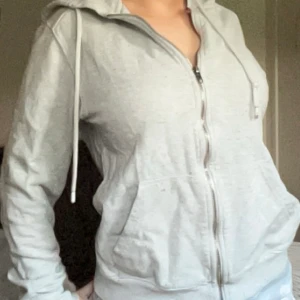 Grå zip-up hoodie - Jätte fin zip-up hoodie från zara. Kommer dock aldrig till användning då jag redan har andra liknande.