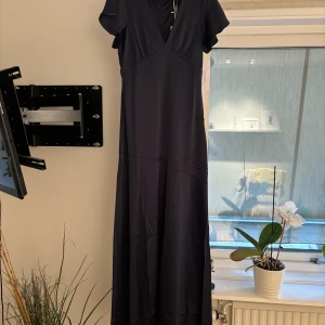 Balklänning  - Ej använd balklänning då jag hitta en annan jag ville ha! Jätte fin, bra kvalite och sitter åt snyggt 