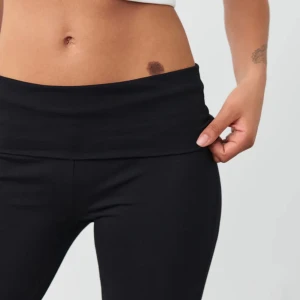 Svarta yoga pants - Sjukt snygga trendiga svarta yoga pants från Gina tricot men har aldrig kommit till användning för mig! Alltså helt oanvända.