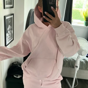Rosa mjukis set - Bra skick, endast lite nopprig på insidan. Hoodien är i storlek M och byxorna i XS! 🩷