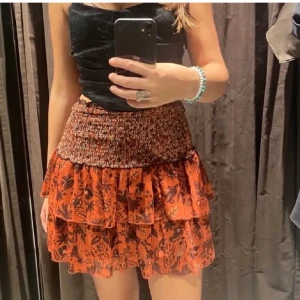 Zara kjol - Säljer denna fina röda zara kjol i storlek xs. Inte jätte använd, den ser ny ut. 