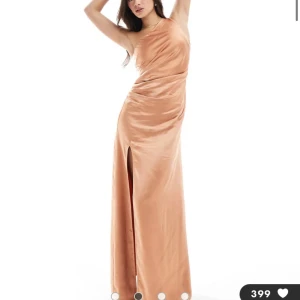 Klänning  - Säljer denna HELT oanvända klänningen från prettylavish i strl 34. Glömt att returnera i tid därav försöker jag sälja den här istället. Passar perfekt till bal/bröllop eller annat festligt. Köpte för 1249kr. Pris kan diskuteras vill bara få den såld!