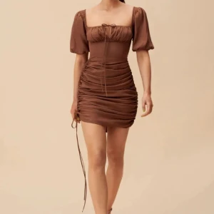 Adoore Palermo - Superfin Adoore Palermo klänning storlek 36 i brun.  Aldrig använd enbart testad. Säljer pga att den tyvärr är för liten för mig. Kan mötas upp i Stockholm eller frakta. Köparen står för frakt.