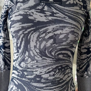 Tränings top adidas by Stella McCartney  - Fint skick som ny. Tvättråd 30 grader Storlek XS