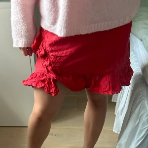 Linne kjol - Röd kjol i linne med detalj från Gina Tricot i storlek S