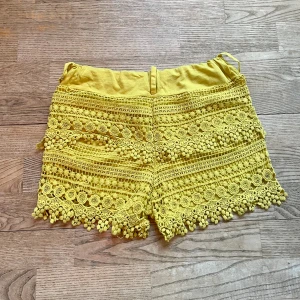 Gula spets shorts - Superfina gula spets shorts. Midjemått 30cm( men stretchiga) total längd 26 cm. Köp via köp nu❤️‍🔥
