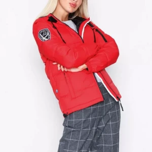 Röd vinterjacka! ❤️ - Eskimå Down jacket av märket D Brand. Köpt från Nelly! Då: 2000. Nu: 550 kr!  Röd jacka, tjock och varm. Bra luva för både sol och kyla! 